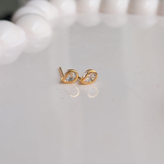 Golden Teardrop Solitaire Stud Earrings – Minimal Crystal Sparkle - minimae - 